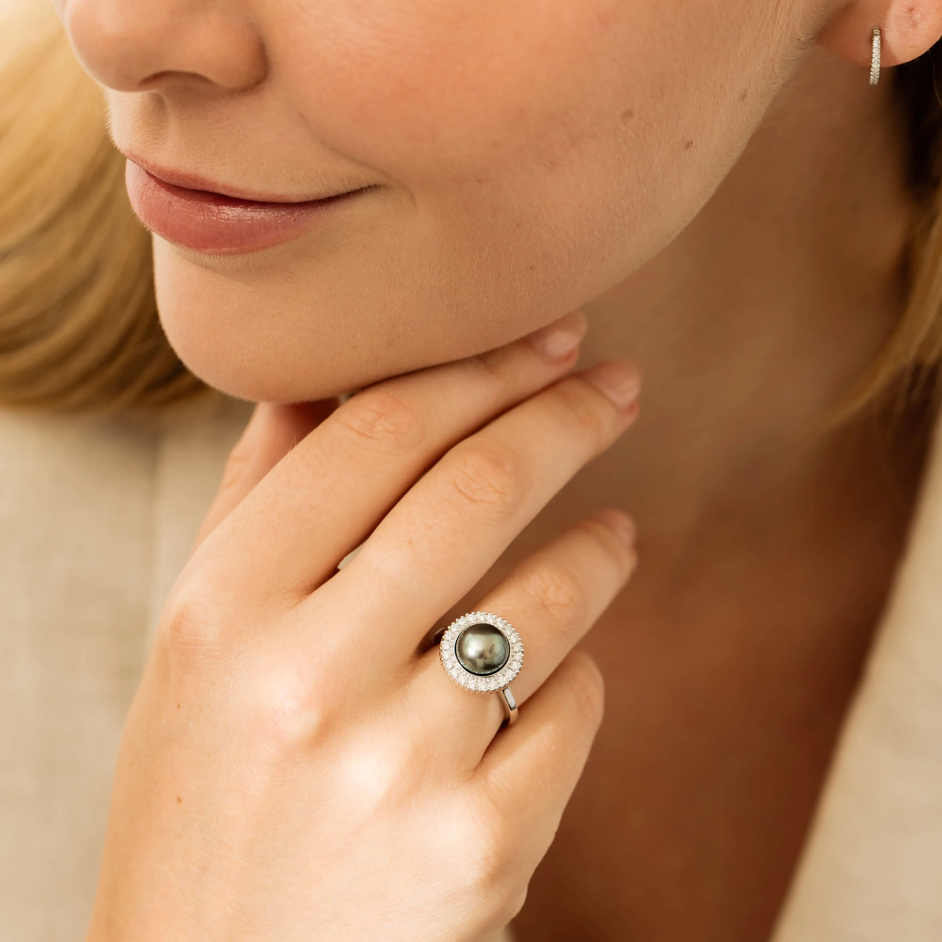 18ct White Gold 9.1mm Tahitian Black Pearl & Diamond Daisy Ring