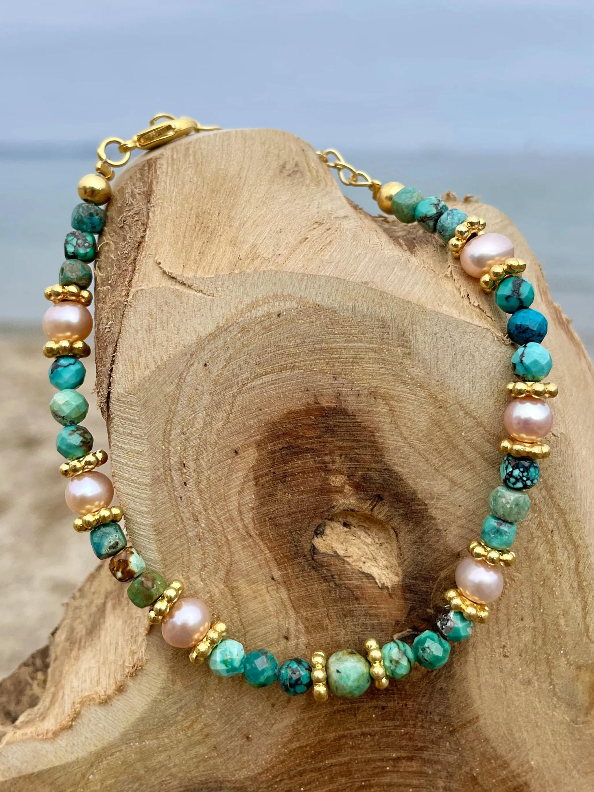 Gold-plated pearl bracelet in 18k yellow gold, made from turquoise and freshwater pearls